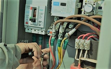 كيف تتهرب من دفع "فرق اسعار الوقود" على فاتوره الكهرباء في الاردن