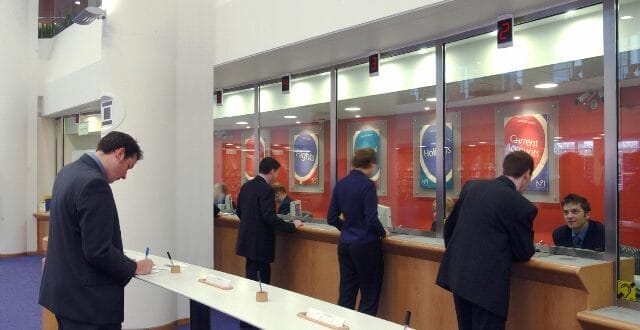 البنوك وشركات الصرافه تفتح ابوابها من 10صباحا الى2ضهرا